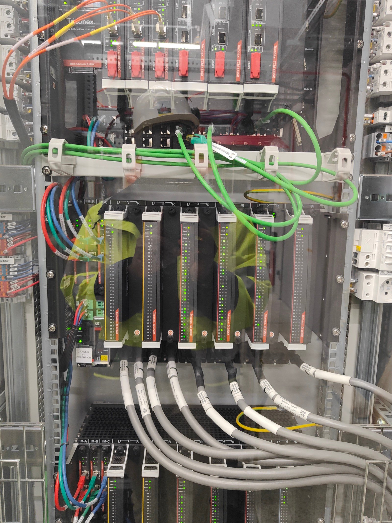 Automate Siemens PLC dans armoire d'automatisme industriel